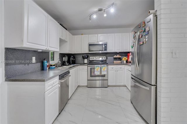 6661 Douglas St, Hollywood, FL 33024