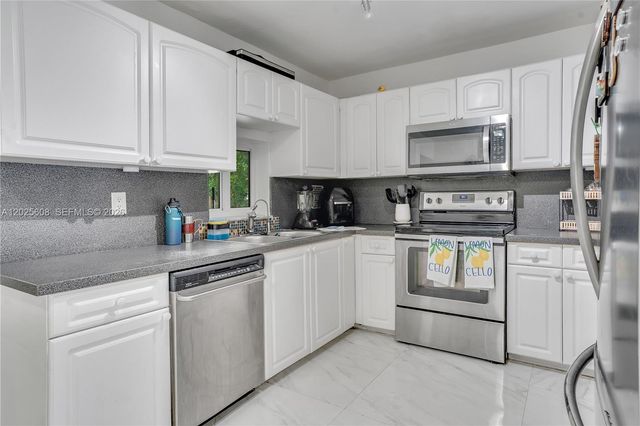 6661 Douglas St, Hollywood, FL 33024