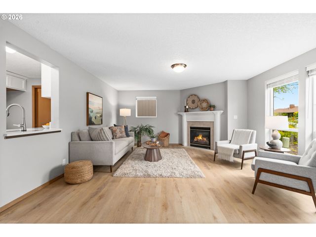 647 Se HOGAN Rd, Gresham, OR 97080