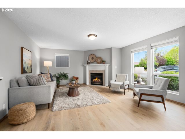 647 Se HOGAN Rd, Gresham, OR 97080