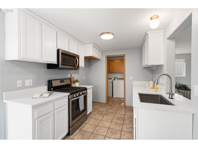 647 Se HOGAN Rd, Gresham, OR 97080