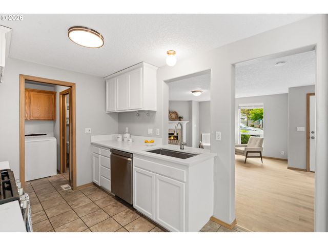 647 Se HOGAN Rd, Gresham, OR 97080