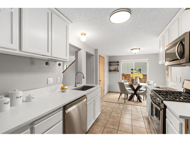 647 Se HOGAN Rd, Gresham, OR 97080