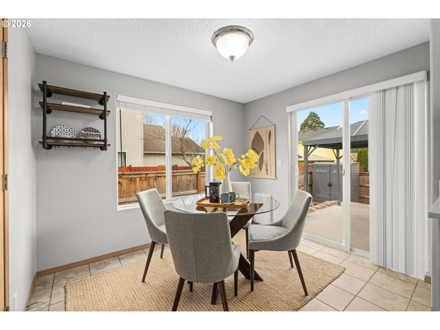 647 Se HOGAN Rd, Gresham, OR 97080