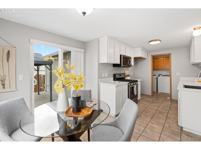 647 Se HOGAN Rd, Gresham, OR 97080