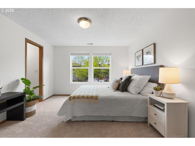 647 Se HOGAN Rd, Gresham, OR 97080