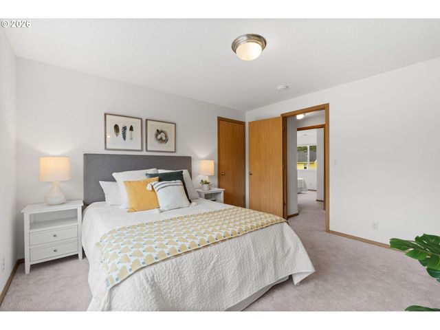 647 Se HOGAN Rd, Gresham, OR 97080