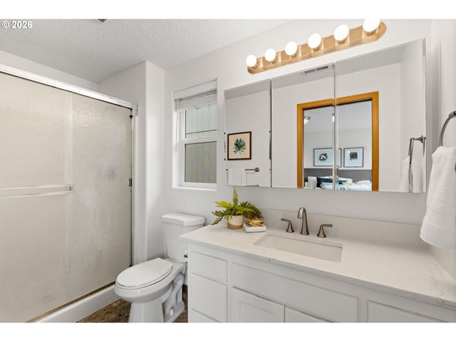 647 Se HOGAN Rd, Gresham, OR 97080