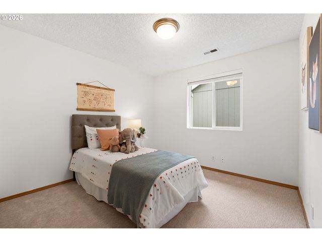 647 Se HOGAN Rd, Gresham, OR 97080
