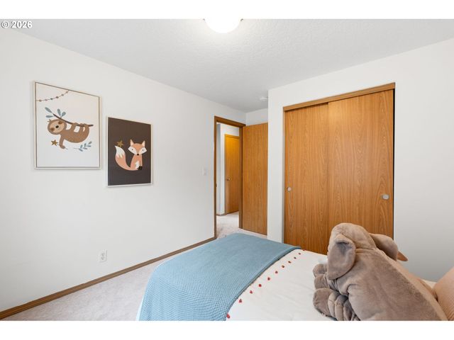 647 Se HOGAN Rd, Gresham, OR 97080