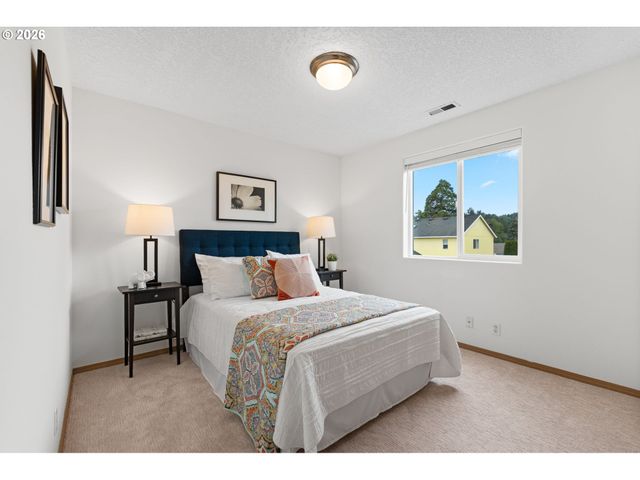 647 Se HOGAN Rd, Gresham, OR 97080