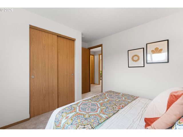 647 Se HOGAN Rd, Gresham, OR 97080