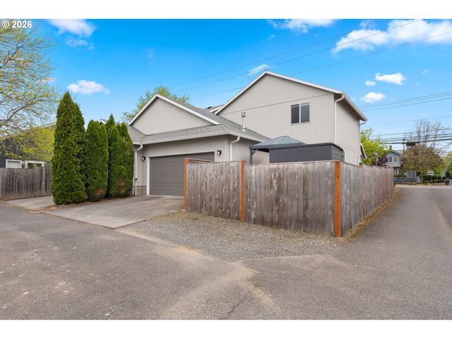647 Se HOGAN Rd, Gresham, OR 97080