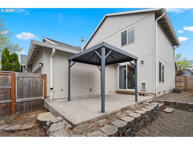 647 Se HOGAN Rd, Gresham, OR 97080