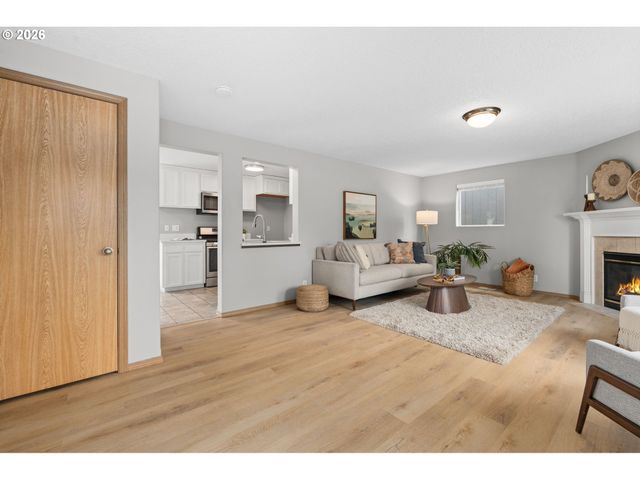 647 Se HOGAN Rd, Gresham, OR 97080