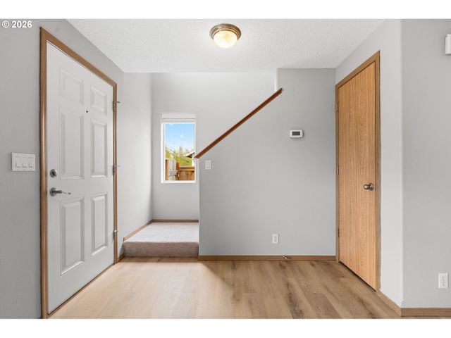 647 Se HOGAN Rd, Gresham, OR 97080