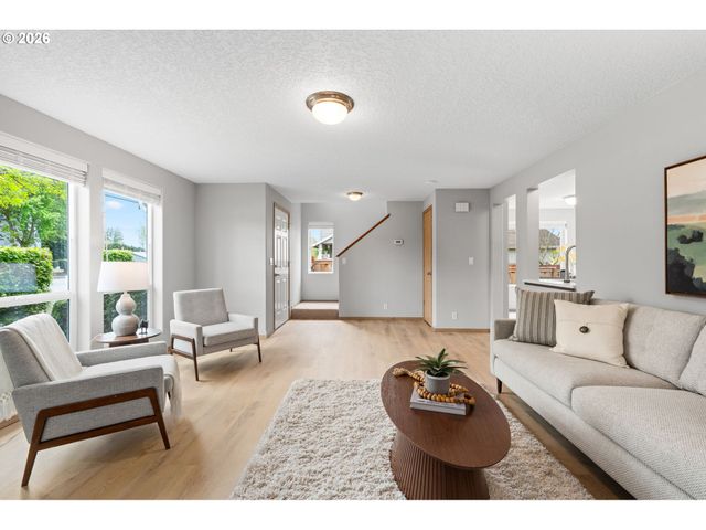 647 Se HOGAN Rd, Gresham, OR 97080