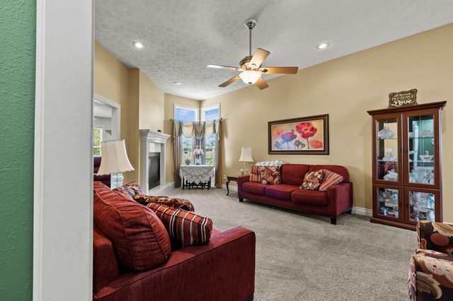 621 W Meadowgate Drive, Springfield, MO 65803