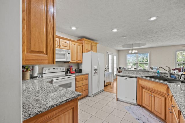 621 W Meadowgate Drive, Springfield, MO 65803
