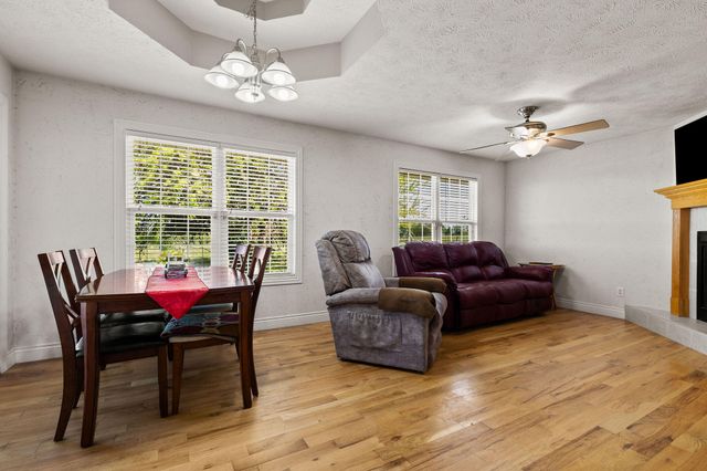621 W Meadowgate Drive, Springfield, MO 65803