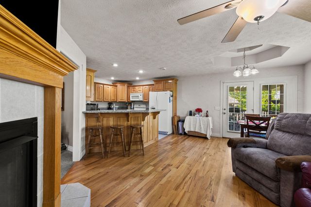621 W Meadowgate Drive, Springfield, MO 65803
