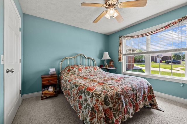 621 W Meadowgate Drive, Springfield, MO 65803