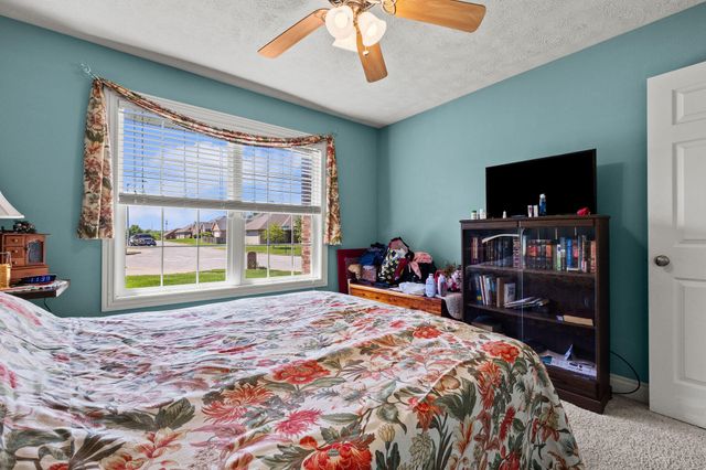 621 W Meadowgate Drive, Springfield, MO 65803