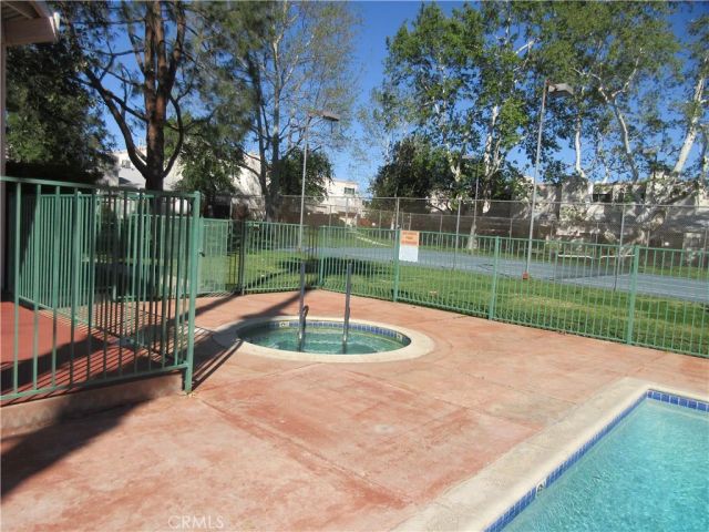 8865 Independence Avenue 26, Canoga Park, CA 91304