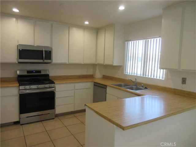 8865 Independence Avenue 26, Canoga Park, CA 91304