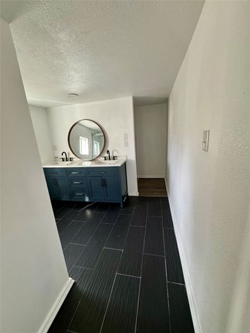 400 S 4th Street, Bonham, TX 75418