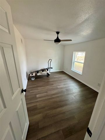 400 S 4th Street, Bonham, TX 75418