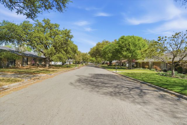 4201 Winding Way, Benbrook, TX 76126