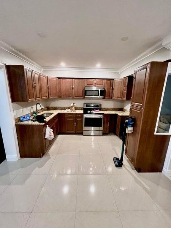 340 W Blue Heron Boulevard A, Riviera Beach, FL 33404