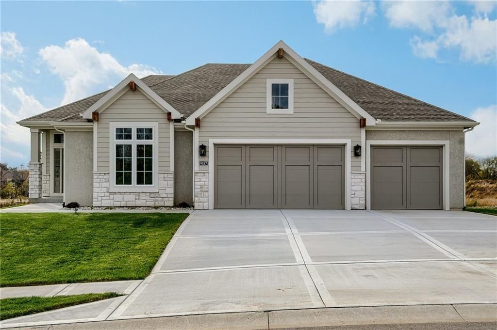 9188 N Chestnut Avenue, Kansas City, MO 64156