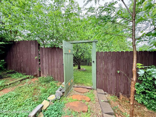 104 Adams Ct, Bardstown, KY 40004