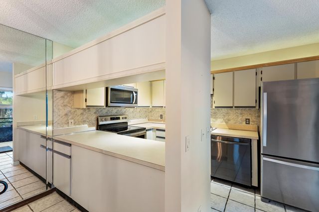 402 SE Castle Court, Port St. Lucie, Port St Lucie, FL 34952