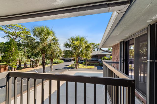 402 SE Castle Court, Port St. Lucie, Port St Lucie, FL 34952