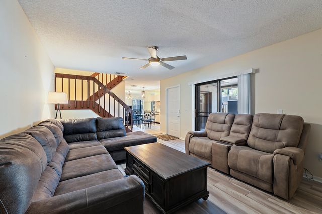 402 SE Castle Court, Port St. Lucie, Port St Lucie, FL 34952