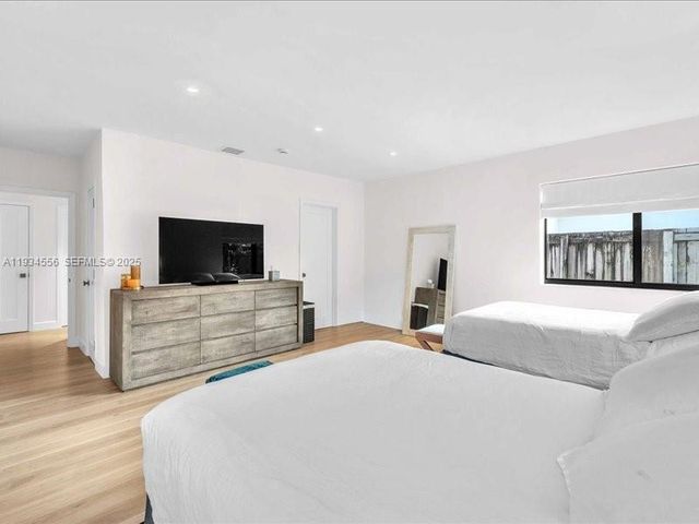 920 W 47th Ct, Miami Beach, FL 33140