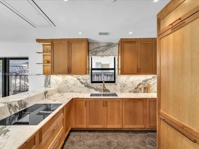 920 W 47th Ct, Miami Beach, FL 33140