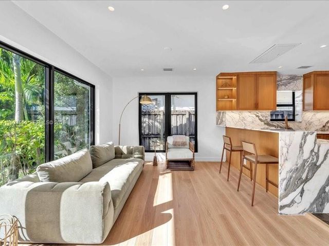 920 W 47th Ct, Miami Beach, FL 33140