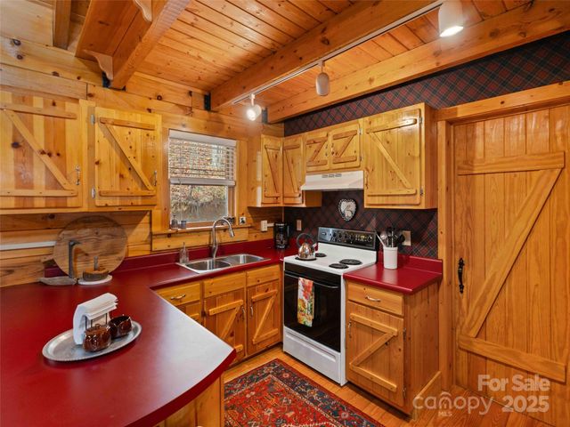 65 Charleston Harbor Drive, Saluda, NC 28773