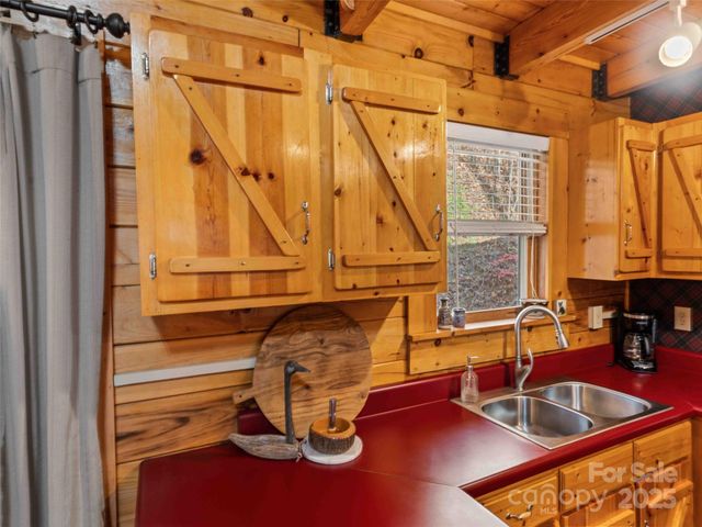 65 Charleston Harbor Drive, Saluda, NC 28773