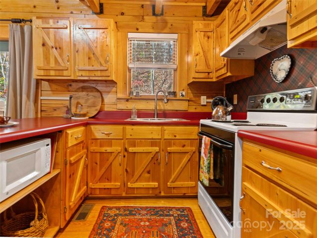 65 Charleston Harbor Drive, Saluda, NC 28773