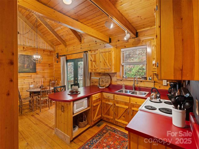 65 Charleston Harbor Drive, Saluda, NC 28773