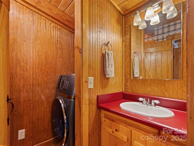 65 Charleston Harbor Drive, Saluda, NC 28773