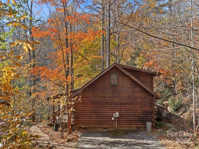 65 Charleston Harbor Drive, Saluda, NC 28773