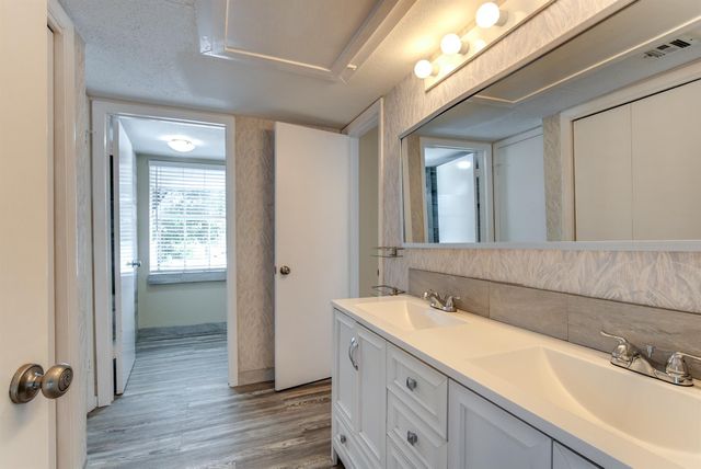 9809 Richmond Avenue H13, Houston, TX 77042