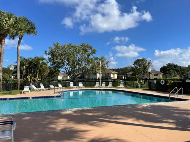43 Essex Court A, Royal Palm Beach, FL 33411