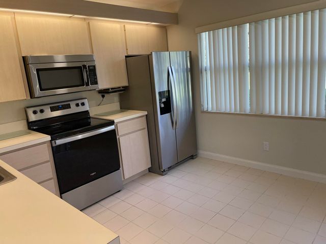 43 Essex Court A, Royal Palm Beach, FL 33411